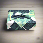 Furoshiki aux motifs tropicaux vibrants