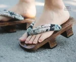 Sandales en bois pour un look traditionnel