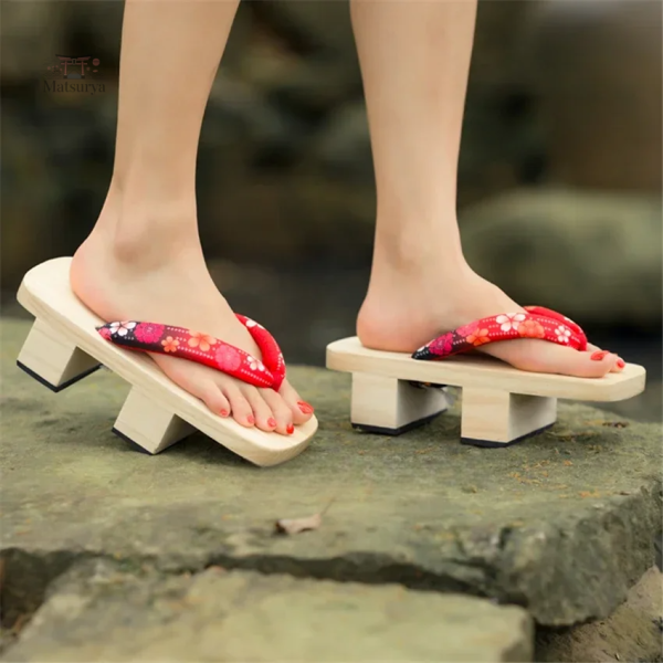 Geta femme fleurie élégante et colorée