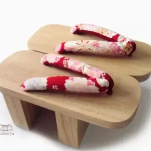 Geta à talon haut avec motifs floraux
