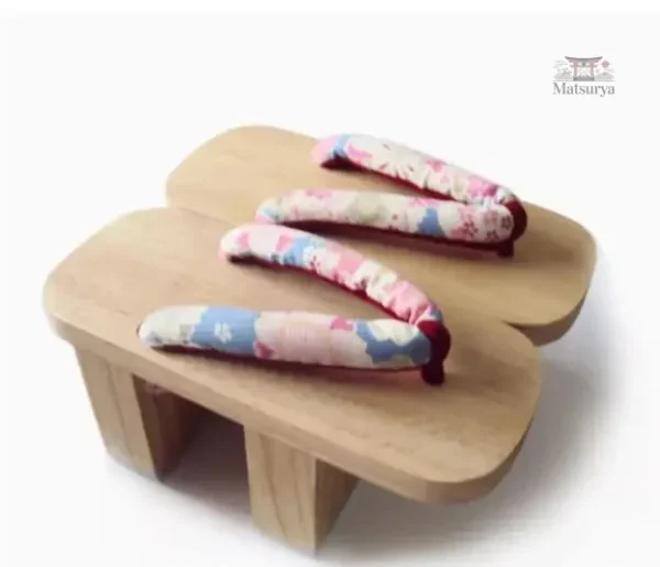 Sandales japonaises fleuries, style traditionnel
