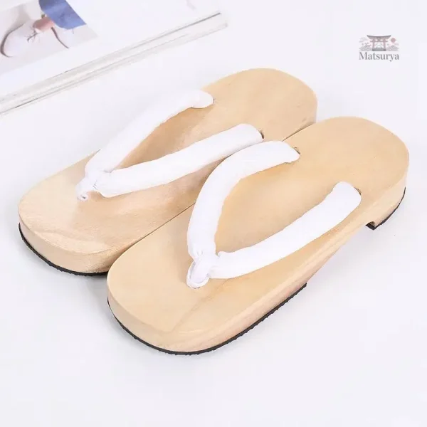 Sandales geta, fabrication en bois naturel