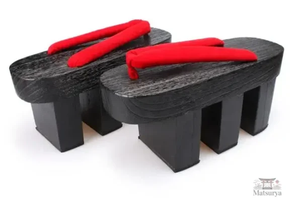 Geta en bois avec lanières colorées pour un style unique