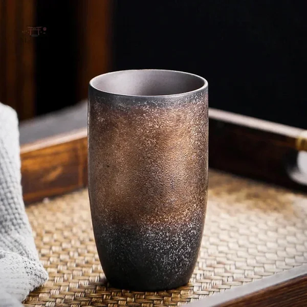 Tasse artisanale japonaise avec motifs uniques