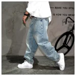 Jean large au style japonais, idéal pour une tenue moderne