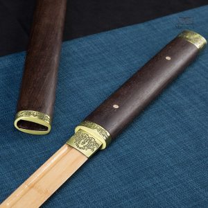 Katana Japonais, design élégant et lame affûtée