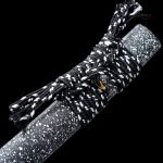 Élégant katana japonais à la lame noire raffinée