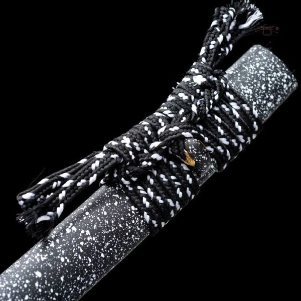 Élégant katana japonais à la lame noire raffinée