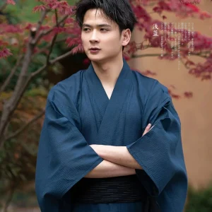 Vêtement masculin en kimono bleu, style classique