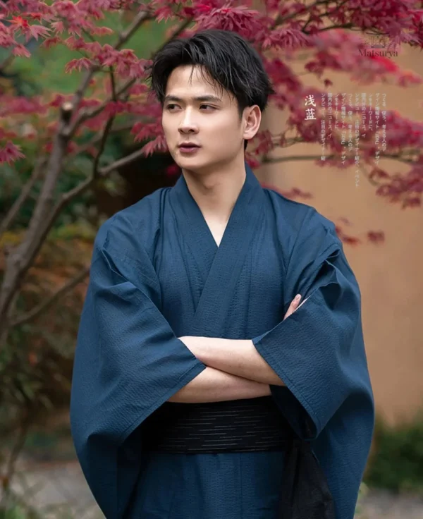Vêtement masculin en kimono bleu, style classique