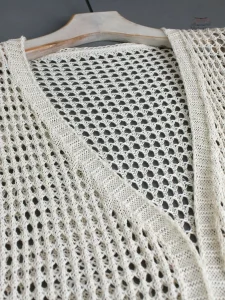 Vêtement de plage en maille, parfait pour les journées ensoleillées