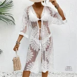 Kimono de plage léger avec broderies délicates