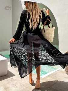 Kimono noir idéal pour vos journées à la plage