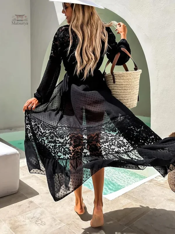 Kimono noir idéal pour vos journées à la plage