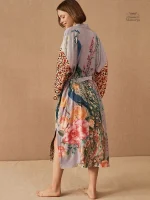 Kimono léger à motifs paon, parfait pour la plage
