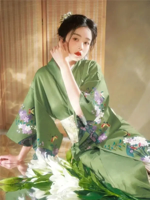 kimono-femme-japonais-vert-1 Kimono japonais vert pour femme, style élégant et traditionnel