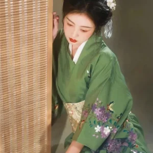 Vêtement japonais féminin en vert, design moderne et raffiné