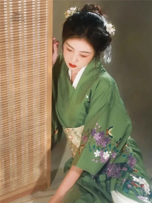 Vêtement japonais féminin en vert, design moderne et raffiné