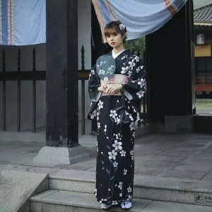 Kimono long femme japonais élégant et traditionnel
