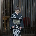 Kimono femme noir motifs floraux