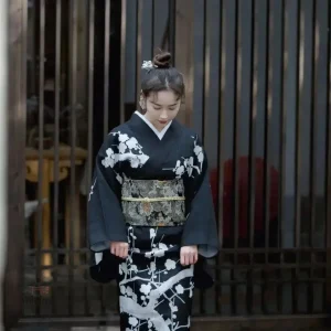 Kimono femme noir motifs floraux