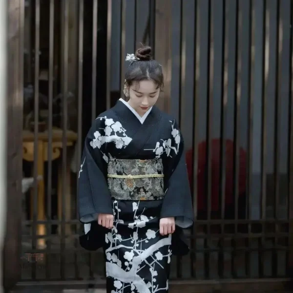 Kimono femme noir motifs floraux