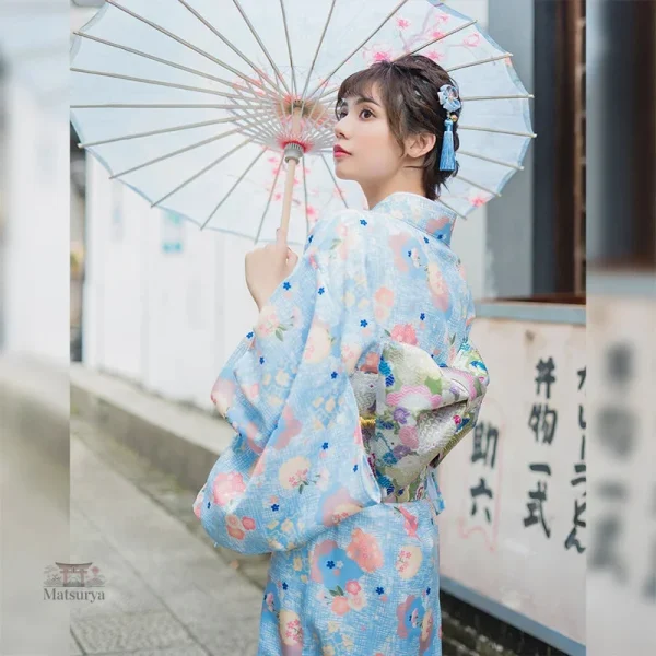 Kimono traditionnel pour femme, motifs raffinés