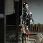 Kimono japonais élégant, motif inspiré des geishas