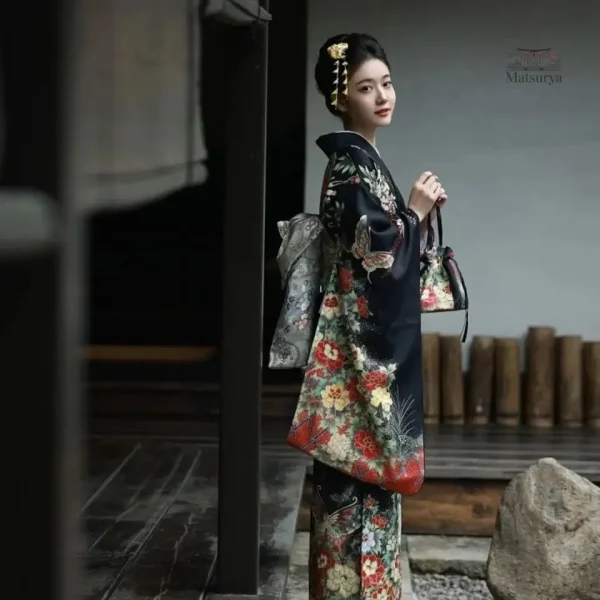 Kimono japonais élégant, motif inspiré des geishas