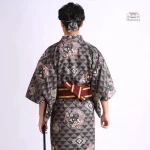 Vêtement traditionnel homme avec motifs géométriques