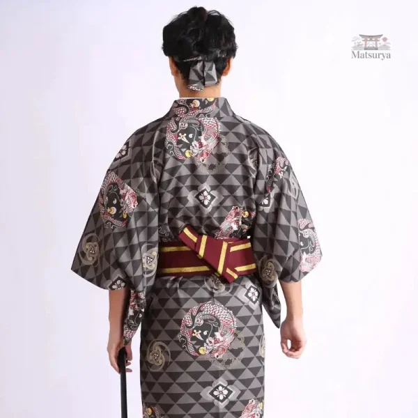 Vêtement traditionnel homme avec motifs géométriques