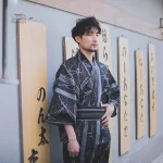 Kimono noir avec motifs pour homme, style traditionnel