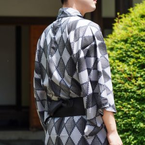 Kimono homme avec motifs graphiques élégants