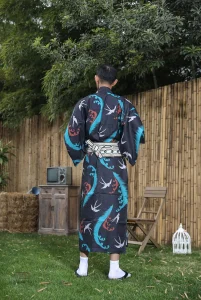 Variété de kimono pour homme avec motif hirondelle élégant