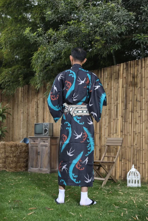 Variété de kimono pour homme avec motif hirondelle élégant