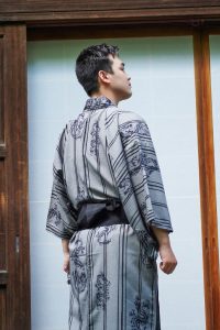 Vêtement masculin, kimono simple pour un look décontracté
