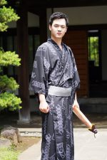 Kimono homme sombre à motifs, style traditionnel