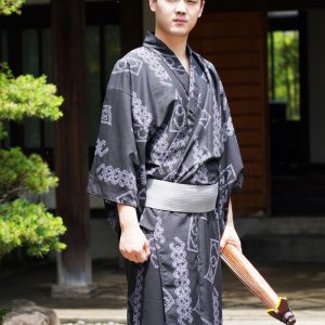 Kimono homme sombre à motifs, style traditionnel