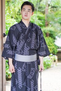 Kimono traditionnel homme avec motifs sombres