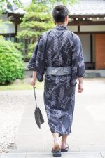 Vêtement masculin en kimono aux motifs élégants