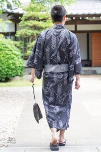 Vêtement masculin en kimono aux motifs élégants