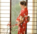Vêtement ample traditionnel japonais en couleur rouge