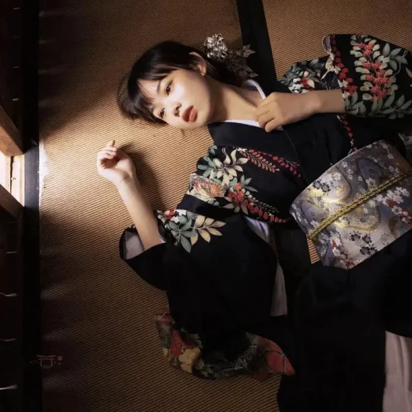 Design unique d'un kimono japonais traditionnel pour femme