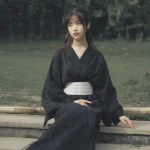 Kimono Femme en noir, style japonais traditionnel