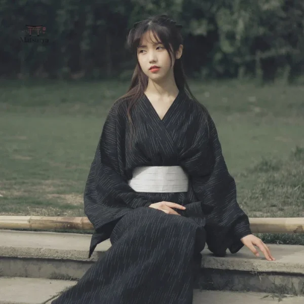 Kimono Femme en noir, style japonais traditionnel