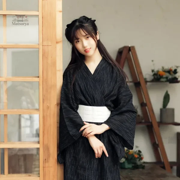 Vêtement japonais noir pour femme, kimono chic et léger