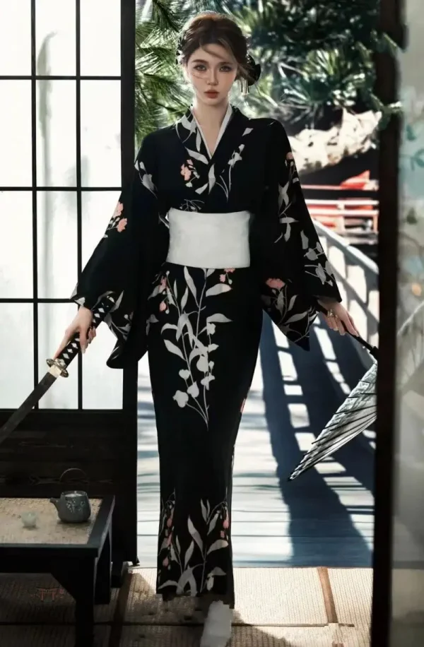 kimono-japonais-femme-noir-vintage-1 Kimono Japonais Femme Noir Vintage