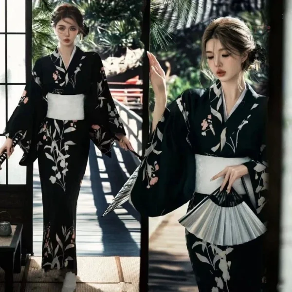 Vêtement traditionnel japonais, kimono noir pour femme