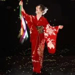 Vêtement japonais féminin, kimono rouge chic