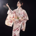 Kimono japonais élégant avec motifs floraux